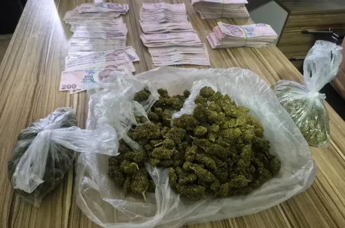 İnegöl'de kaçan araçtan çıkanlar polisi şoke etti!
