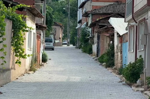 İnegöl’de iki mahallede yollar asfaltla buluşuyor