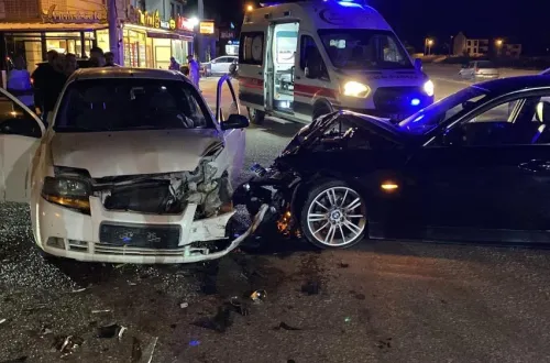 İnegöl’de korkutan çarpışma! İki araç kafa kafaya girdi