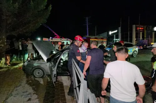 Kontrolden çıkan araç korkuluklara saplandı
