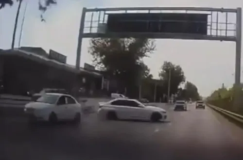 Makas atarken başka araca çarptı! Faturası ağır oldu