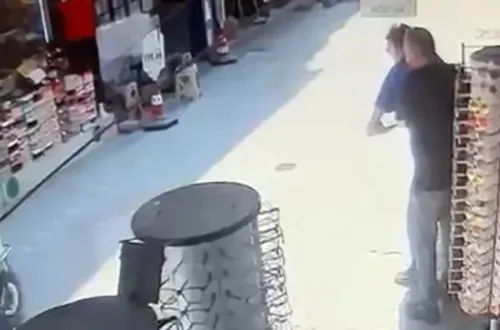 Durumu fark eden esnaf kuryeyi ölümden döndürdü