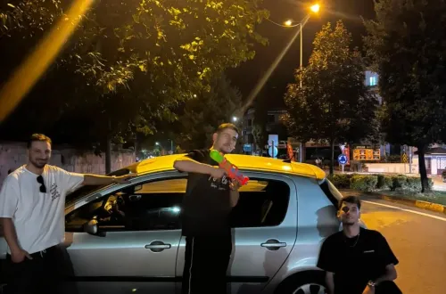 İnegöl'de kaza yapan gençler neşelerinden taviz vermedi