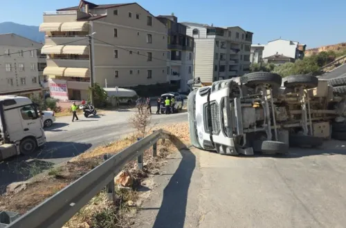Kamyonun frenleri boşaldı! Şoförün manevrası faciayı önledi