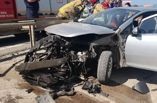 Otomobil bariyerlere ok gibi saplandı! 1'i ağır 3 yaralı