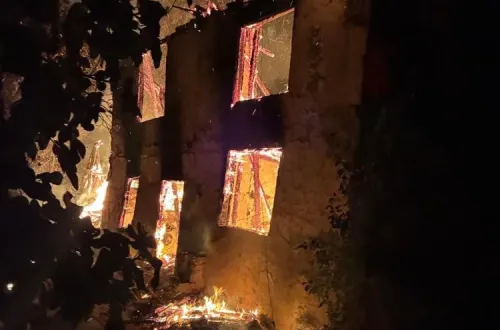 İnegöl'de metruk binadan geriye bu görüntüler kaldı