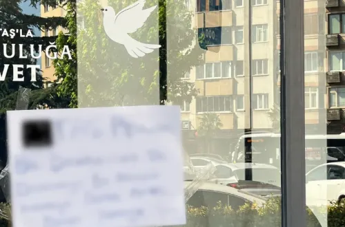 İnegöl'de müşterinin mağaza camına astığı yazı gündem oldu