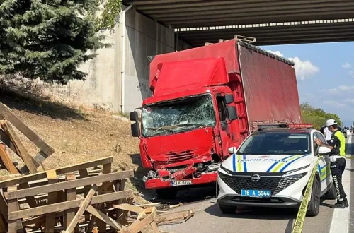 Emniyet şeridinde feci kaza! Biri can verdi biri ağır yaralandı