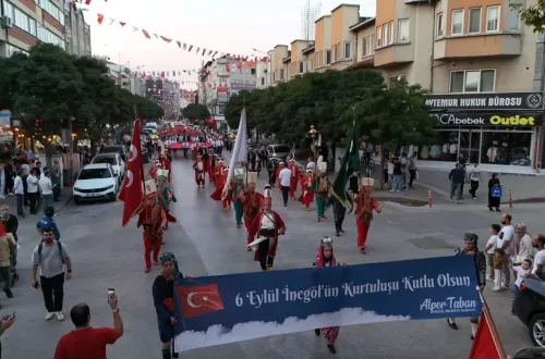 İnegöl tek yürek oldu! 104. yıl coşkusu sokaklara taştı