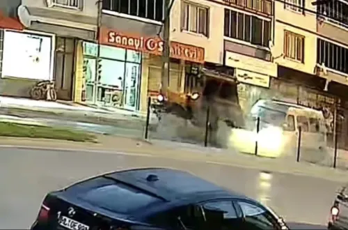 Bursa’da 10 kişinin yaralandığı kaza kameraya yansıdı