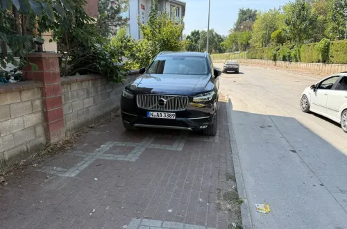 İnegöl'de rezalet görüntü! Gurbetçi aracını kaldırıma çıkardı