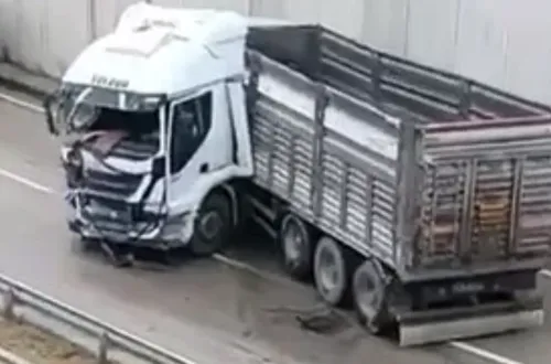 Yağmur sonrası korkutan kaza! Tır makaslayarak durdu
