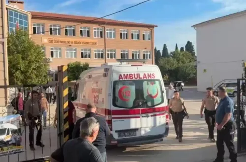 Manisa’da lise önünde silahlı saldırı! Öğrenciler yaralandı