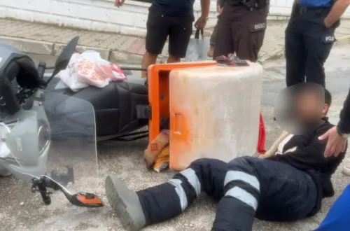 Bursa’da motosikletli kuryenin zor anları! Hastanelik oldu