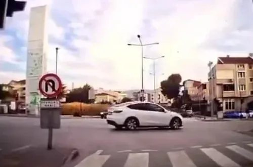 Bursa'da hatalı dönüş pahalıya patladı! Kaza kamerada