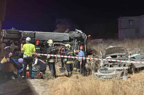 Gaziantep Nurdağı'nda minibüs ile otomobil çarpıştı: 7 ölü, 13 yaralı
