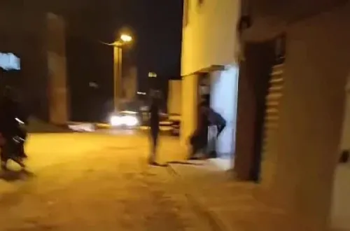 İnegöl'de zile basıp kaçan çocukları dövdü!