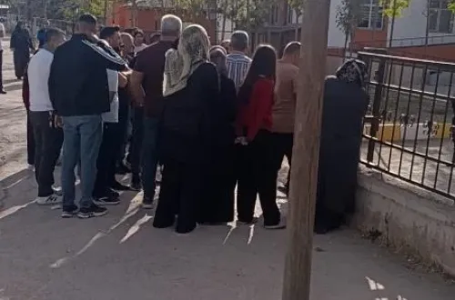 Van'da kız öğrenci pompalıyla geldi! Veliler okula akın etti
