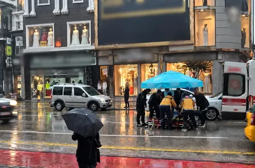 Otomobilin çarptığı yaya yağmur altında kaldı! Şemsiye tuttular