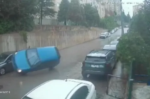 Bursa’da park halindeki 3 araca çarptı, ters döndü
