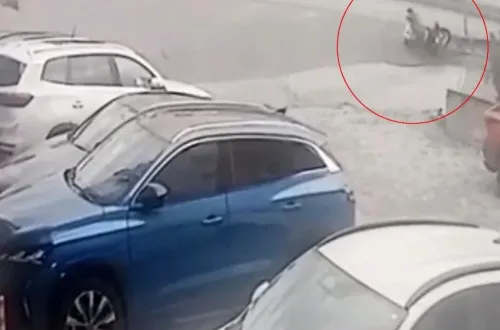 Motosiklet alt yola uçtu! Sürücü ağır yaralı