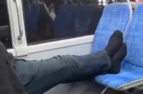 Otobüsteki yolcunun rahatlığı pes dedirtti