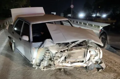 Bariyere çarpan araçta 2 kişi ölümden döndü