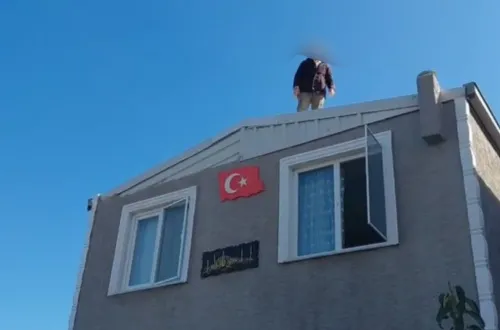 Bursa’da yıkım krizi! Evlerini korumak için çatıya çıktılar