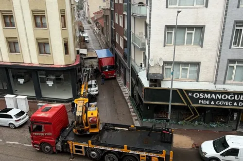 İnegöl'de akılalmaz olay! İki ağır vasıta sıkıştı