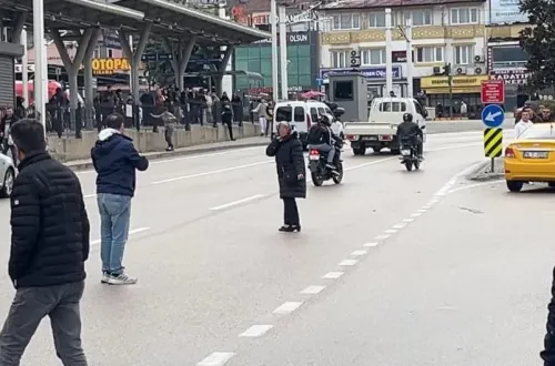 Çocuğunu göremeyen kadın boynuna bıçak dayadı, polis ikna etti