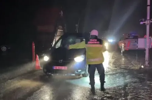 Kar kalınlığı 20 santimetreye ulaştı: Jandarma denetime geçti