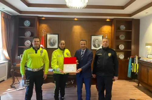 İnegöl'de Kadın Polisin Yaptığı Bu Hareket Karşılıksız Kalmadı!