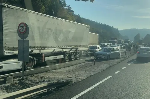 İnegöl Mezitler'de Dev Tırlar Ters Yöne Girdi! Trafik Durdu