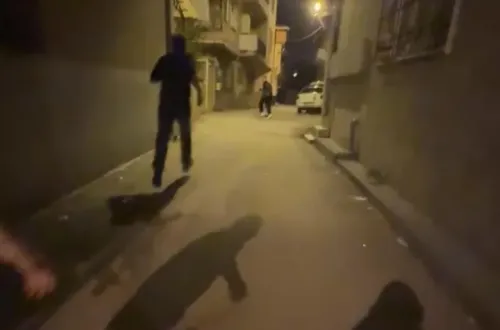 Trafikte Dehşet Anları! Kaldırım Taşıyla Kovaladı