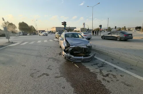 İnegöl'de Metal Sanayi Kavşağı'nda Kaza! 1 Kişi Yaralandı