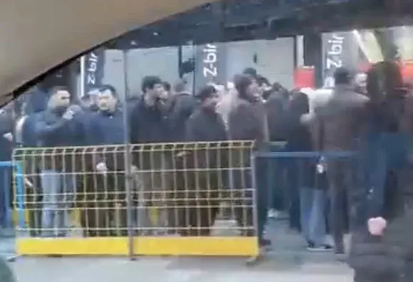 Açılış için sabahın erken saatinde sıraya girdiler