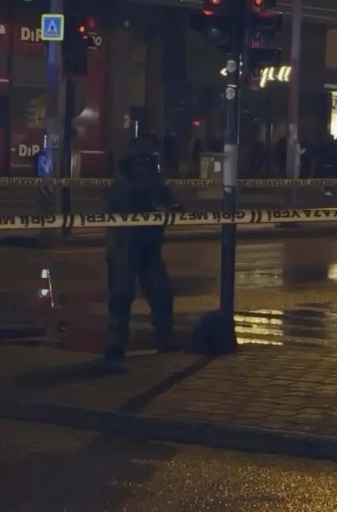 Kentte bomba paniği! Şüpheli çanta alarma geçirdi Kentte bomba paniği! Şüpheli çanta alarma geçirdi