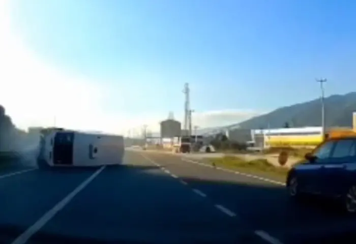 Araç kamerasına yansıyan dehşet! Minibüs karşı şeride geçti