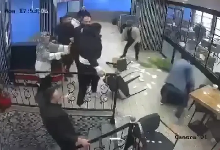 Kavgada mekan savaş alanına döndü! Bilanço ağır oldu