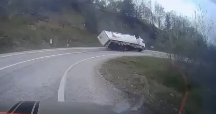 İnegöl'de virajı alamadı, ağır çekimde devrildi