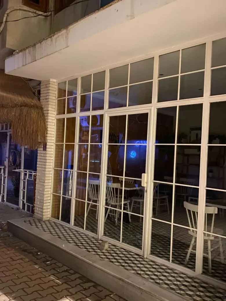 İnegöl’de iş yerine kaldırım taşıyla saldırı