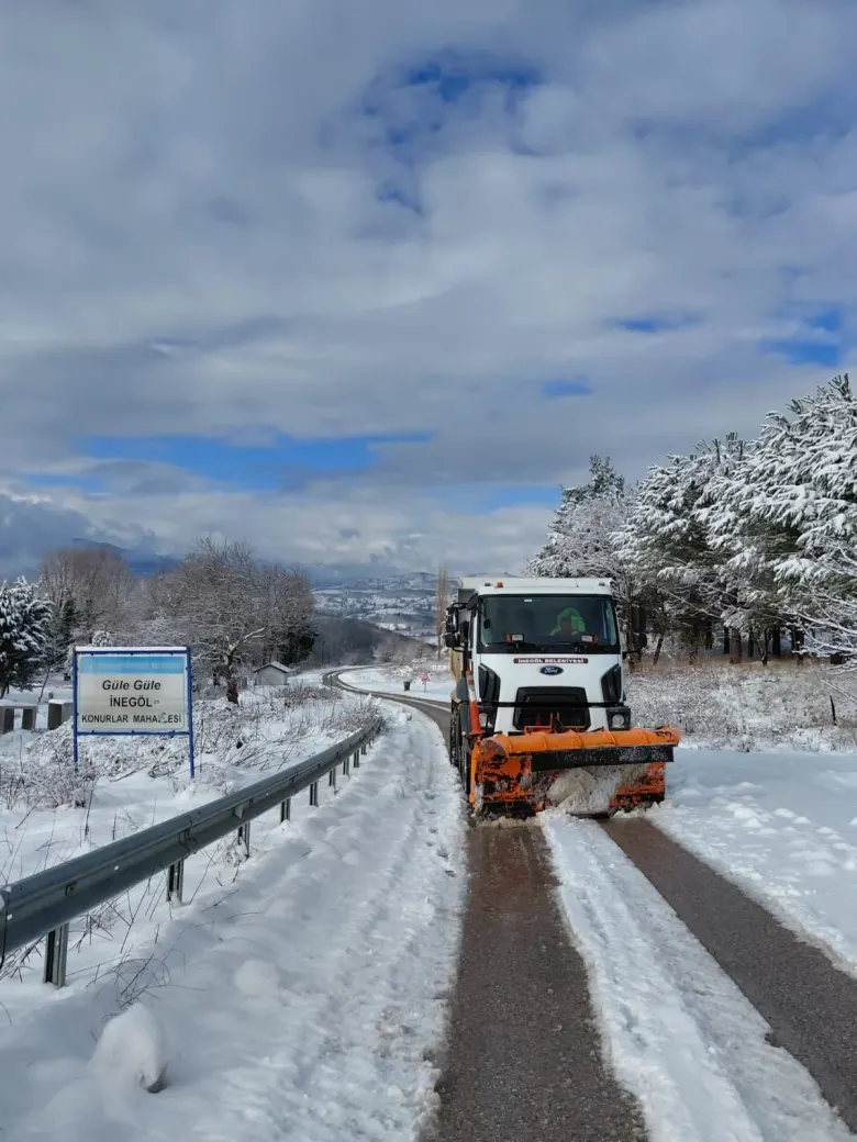 İnegöl'de kar alarmı! Ekipler 7/24  sahada