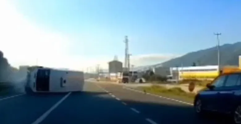 Araç kamerasına yansıyan dehşet! Minibüs karşı şeride geçti