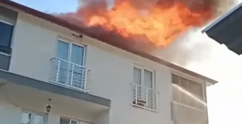 Alevler çatıyı sardı! Büyük hasar meydana geldi