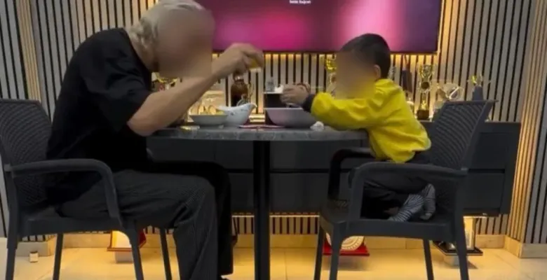 3 yaşındaki oğlunu alkol masasına oturttu