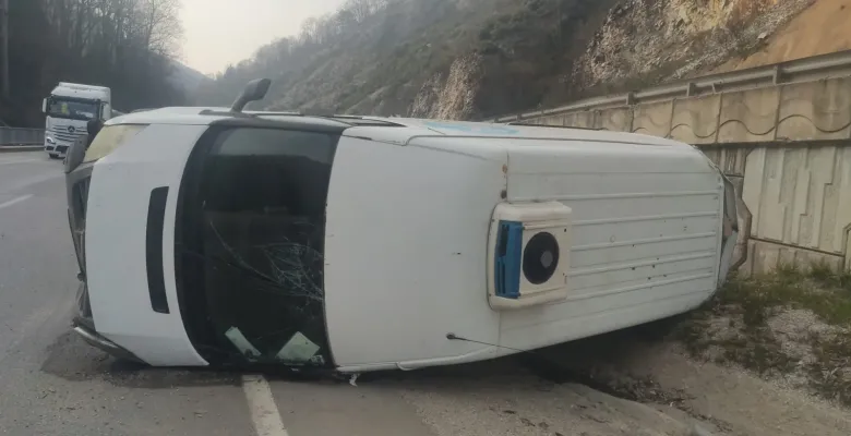 Bursa-Ankara karayolunda servis minibüsü devrildi: 1 yaralı