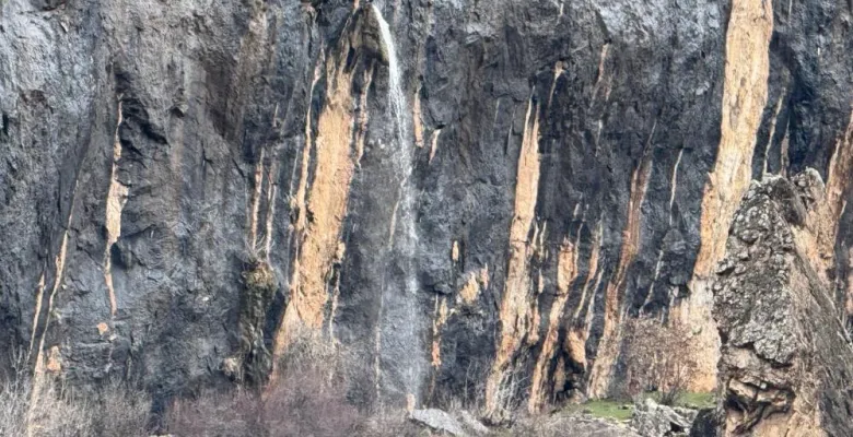 Yağış sonrası kayadan fışkıran su büyüledi