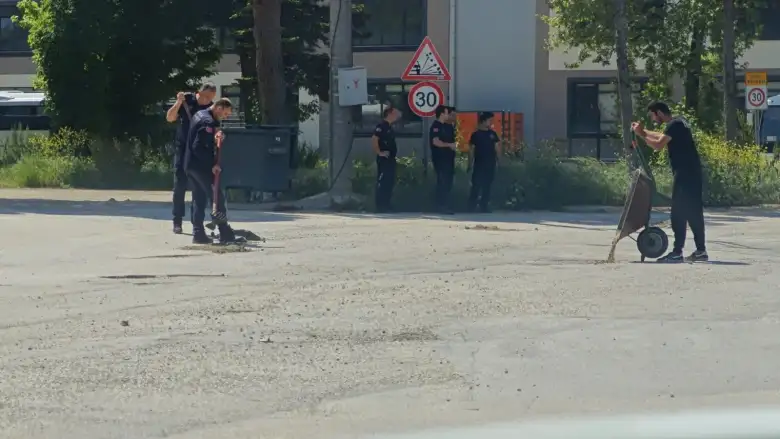 İnegöl'de çukurları itfaiyeciler kapattı