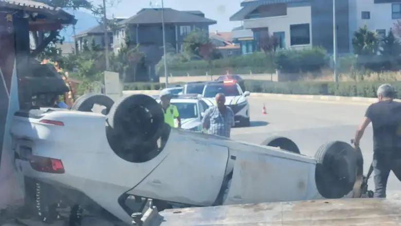 İnegöl'de takla atan araçta 2 kişi ölümden döndü!