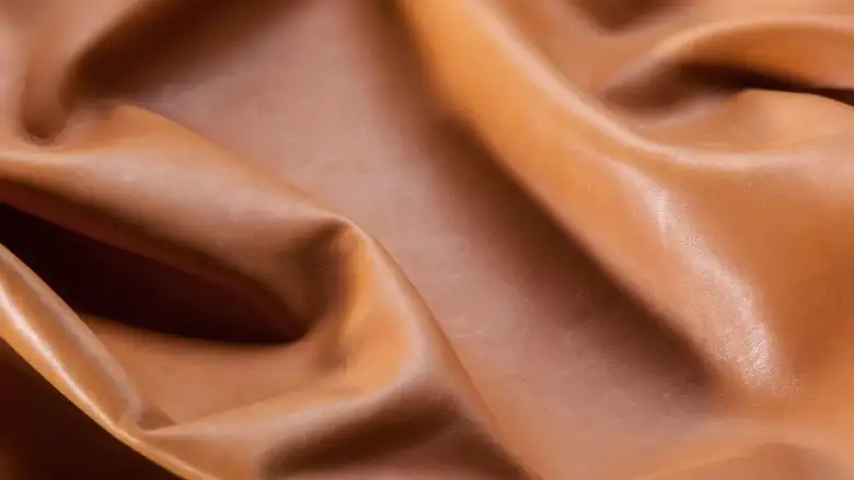 Boykot gündemi̇nden düşmeyen marka Türki̇ye’de domuz deri̇si̇ satıyormuş!